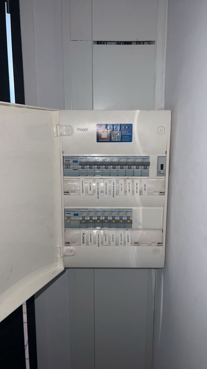 Tableau électrique Hager avec QR code - Dovolta